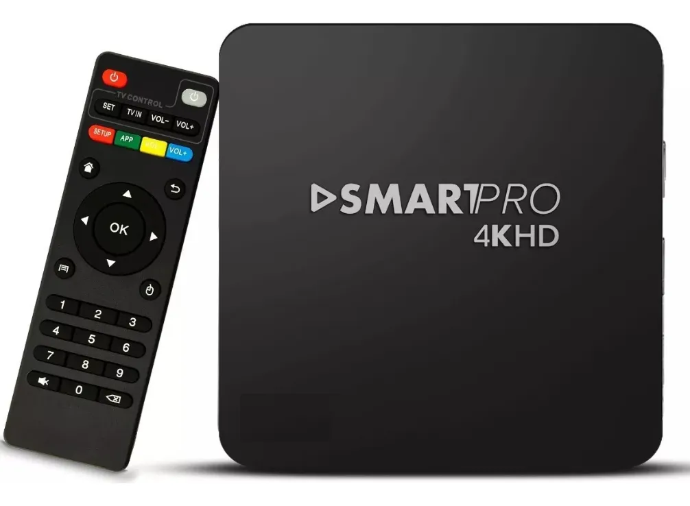TV Box ligado à TV em sala moderna
